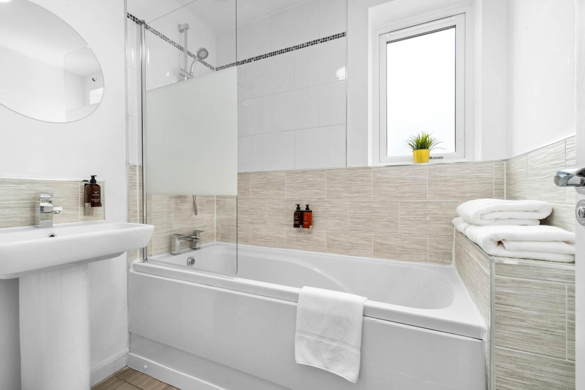Lavish 3 Bedroom House With Ensuite And Parking By Azura Nights Birmingham Exterior foto